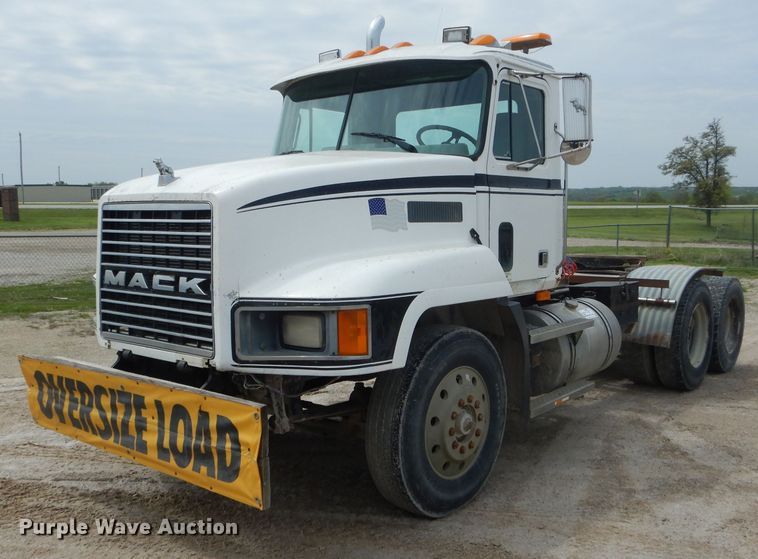 image for item DF3166 1991 Mack CH613  semi truck