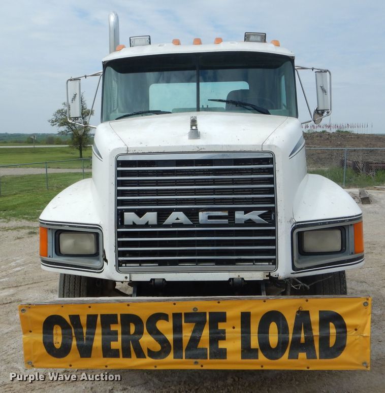 image for item DF3166 1991 Mack CH613  semi truck