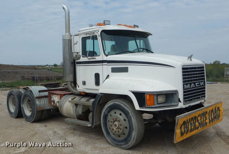 image for item DF3166 1991 Mack CH613  semi truck