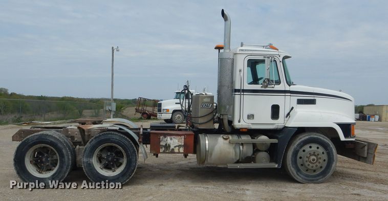 image for item DF3166 1991 Mack CH613  semi truck