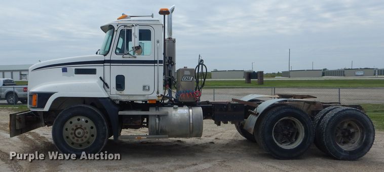image for item DF3166 1991 Mack CH613  semi truck