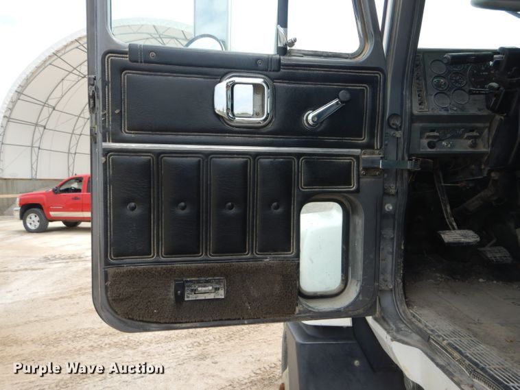 image for item DF3166 1991 Mack CH613  semi truck