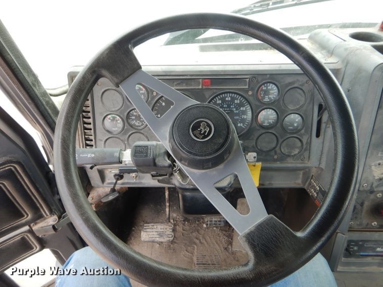 image for item DF3166 1991 Mack CH613  semi truck