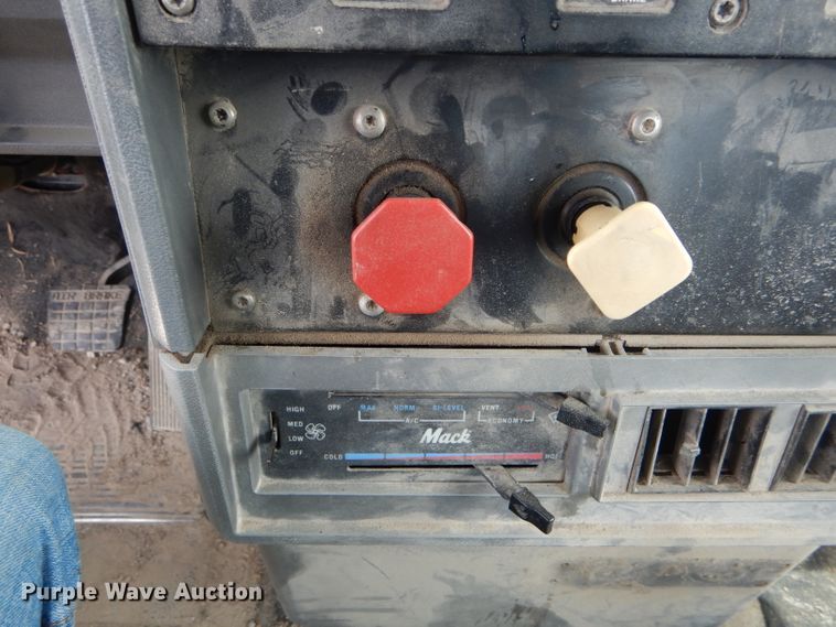 image for item DF3166 1991 Mack CH613  semi truck