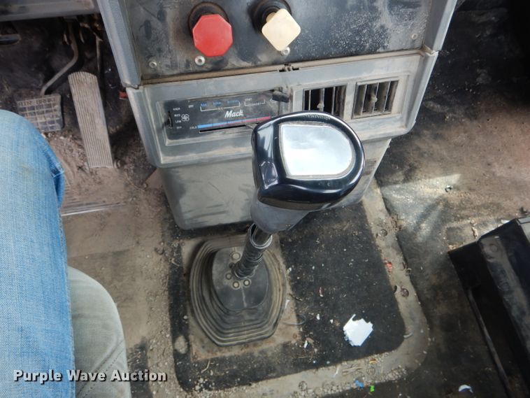 image for item DF3166 1991 Mack CH613  semi truck