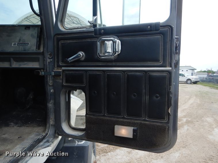 image for item DF3166 1991 Mack CH613  semi truck