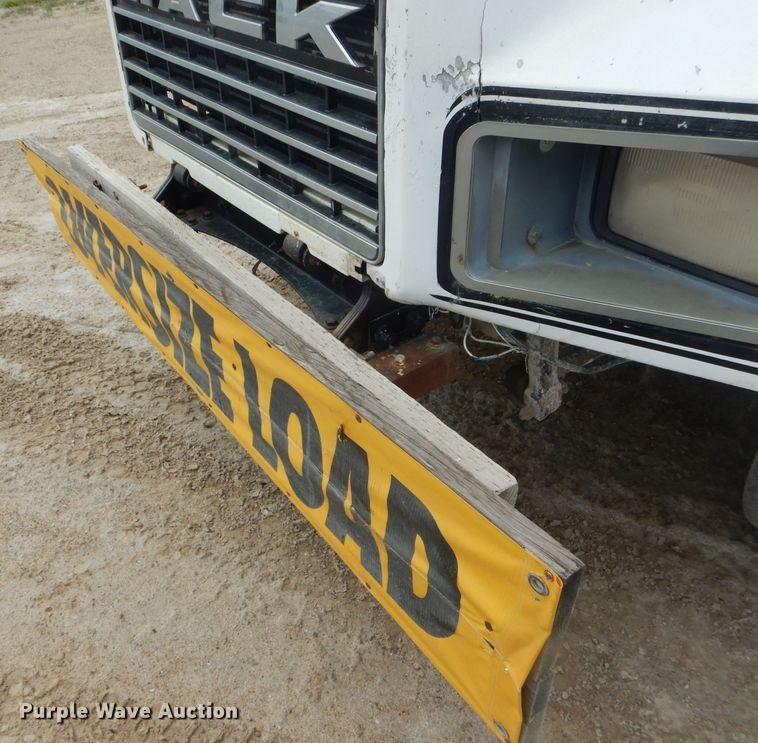 image for item DF3166 1991 Mack CH613  semi truck