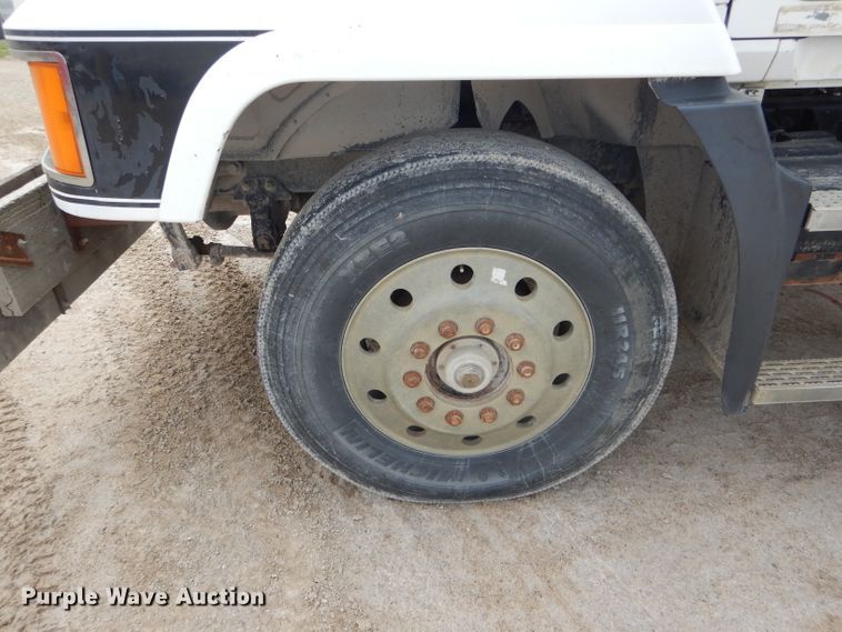 image for item DF3166 1991 Mack CH613  semi truck