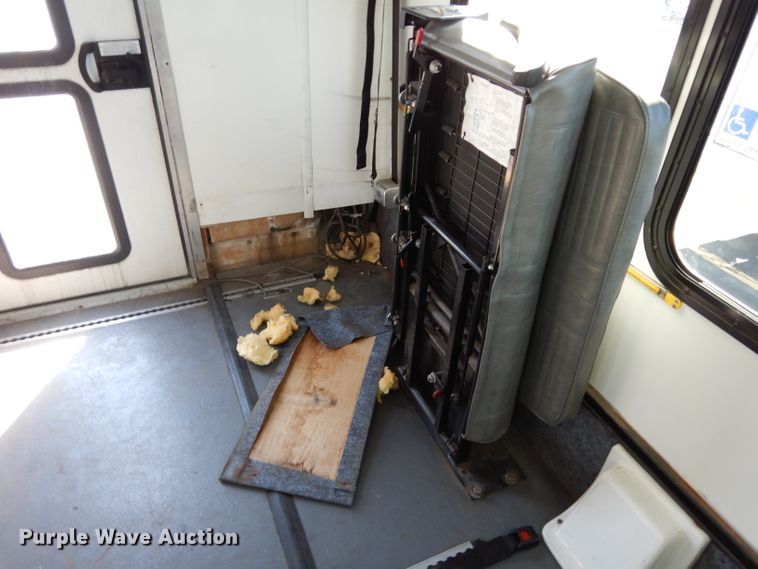 image for item DG6440 2010 Ford Econoline E450 Super Duty Aerotech shuttle bus