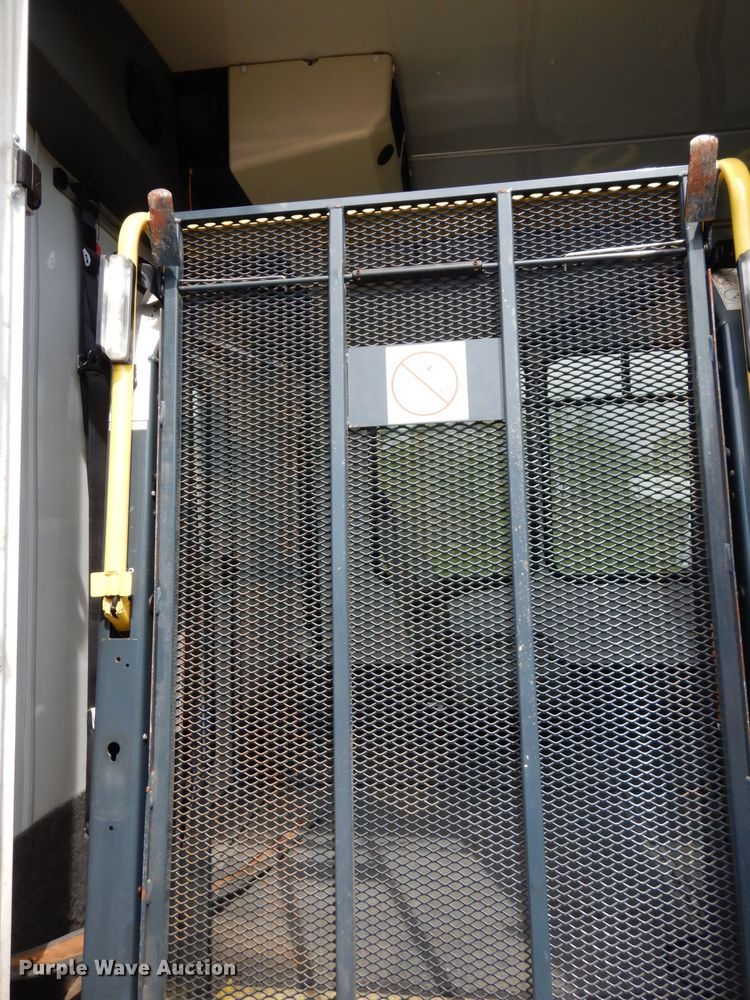 image for item DG6463 2011 Ford Econoline E450 Super Duty Aerotech shuttle bus