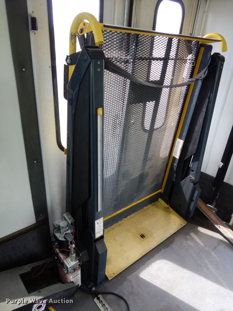 image for item DG6463 2011 Ford Econoline E450 Super Duty Aerotech shuttle bus