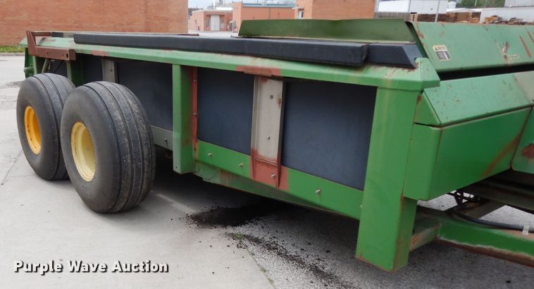 image for item DG6493 John Deere 785 manure spreader
