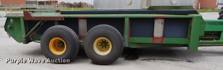 image for item DG6493 John Deere 785 manure spreader