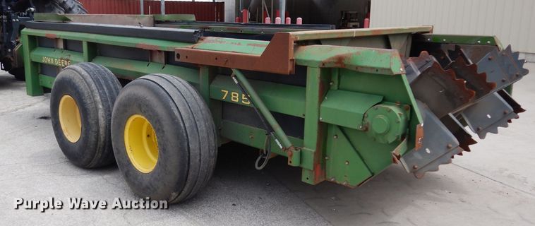 image for item DG6493 John Deere 785 manure spreader
