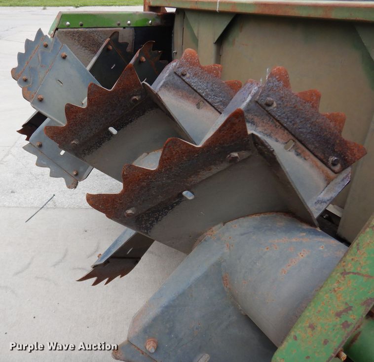 image for item DG6493 John Deere 785 manure spreader