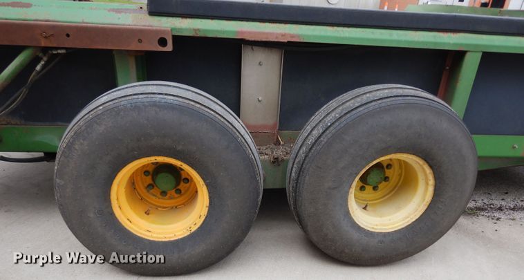 image for item DG6493 John Deere 785 manure spreader