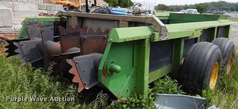 image for item DG6494 John Deere 780 manure spreader