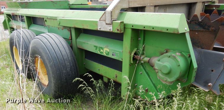 image for item DG6494 John Deere 780 manure spreader