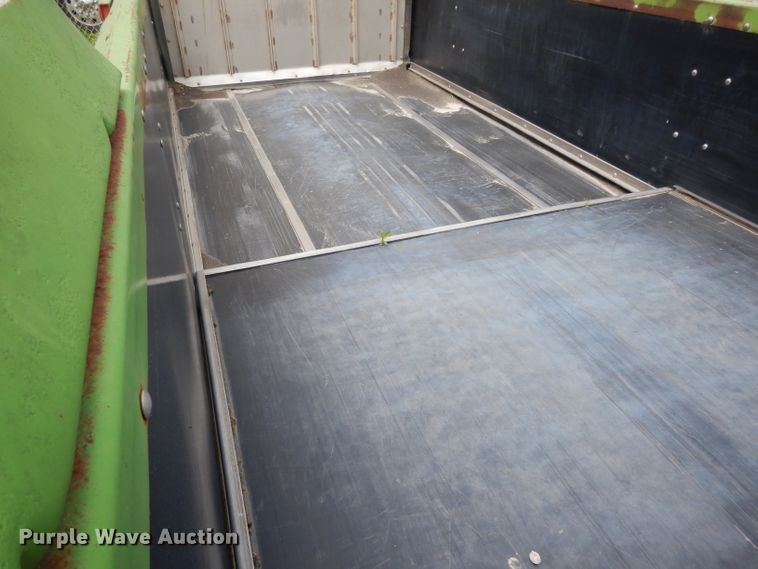 image for item DG6494 John Deere 780 manure spreader