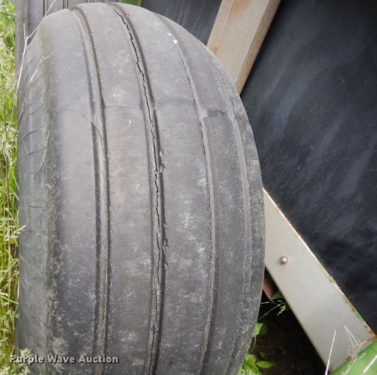 image for item DG6494 John Deere 780 manure spreader