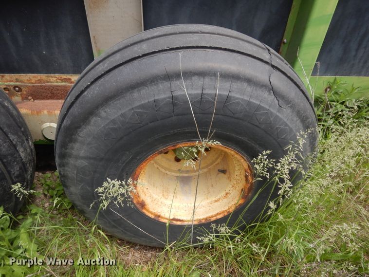 image for item DG6494 John Deere 780 manure spreader