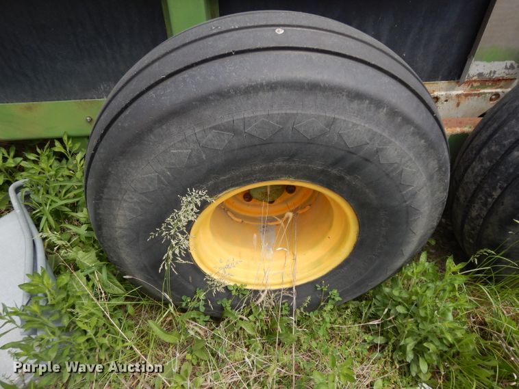 image for item DG6494 John Deere 780 manure spreader