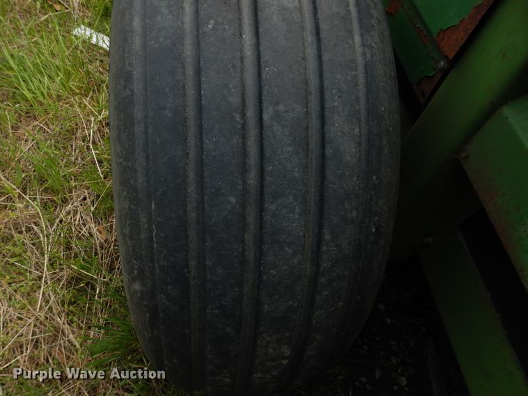 image for item DG6494 John Deere 780 manure spreader