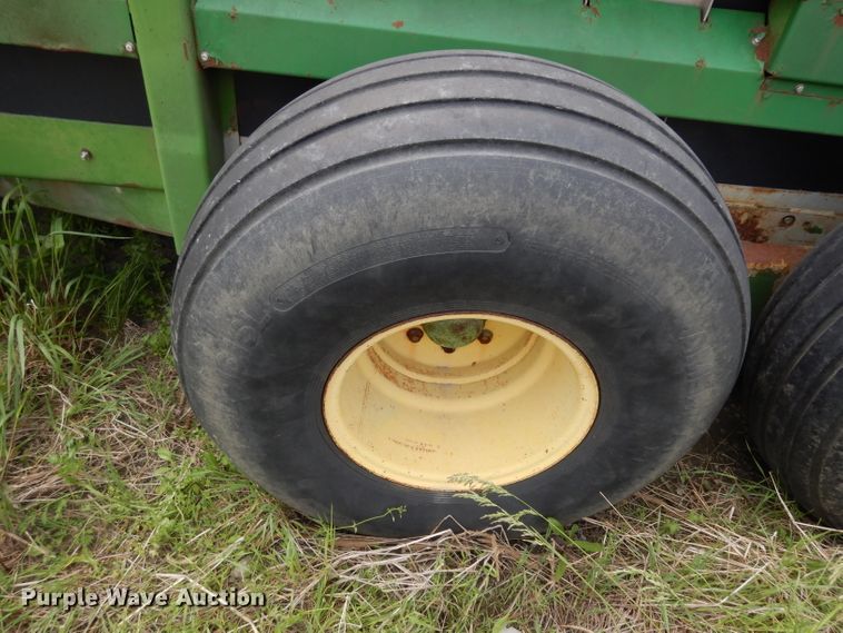 image for item DG6494 John Deere 780 manure spreader