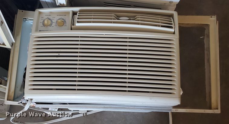 image for item DJ3112 (9) window AC units