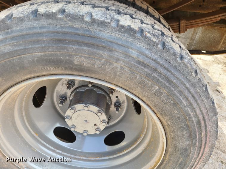 image for item FX9509 2003 Ford F450 Super Duty flatbed truck