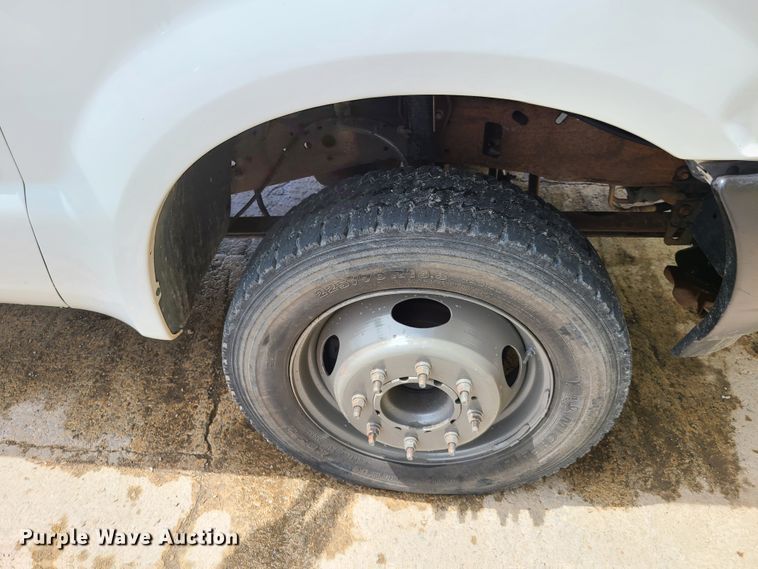 image for item FX9509 2003 Ford F450 Super Duty flatbed truck