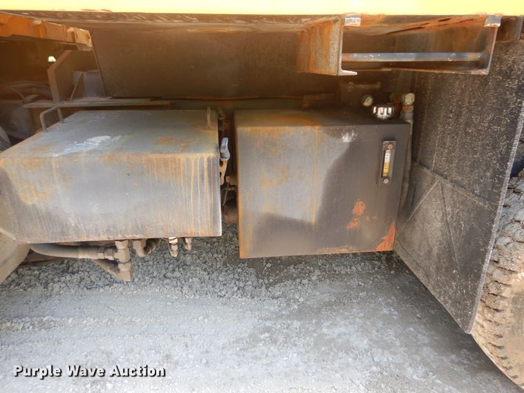 image for item GB9993 2005 International 7600  dump truck