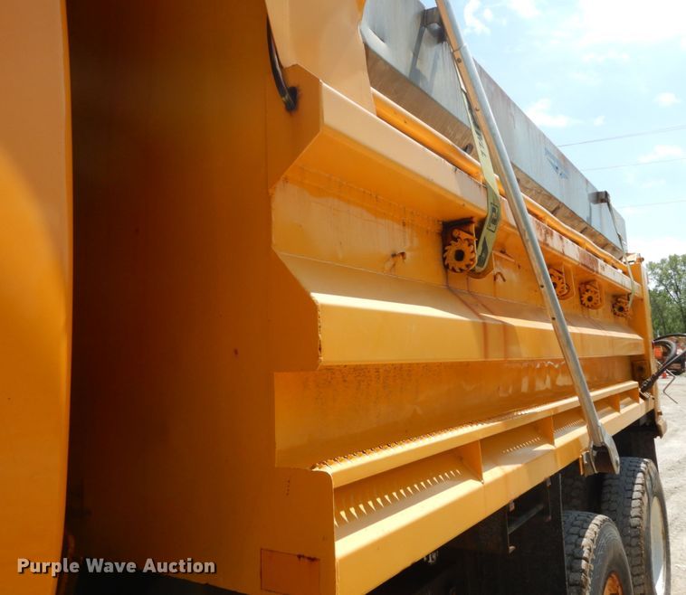 image for item GB9993 2005 International 7600  dump truck