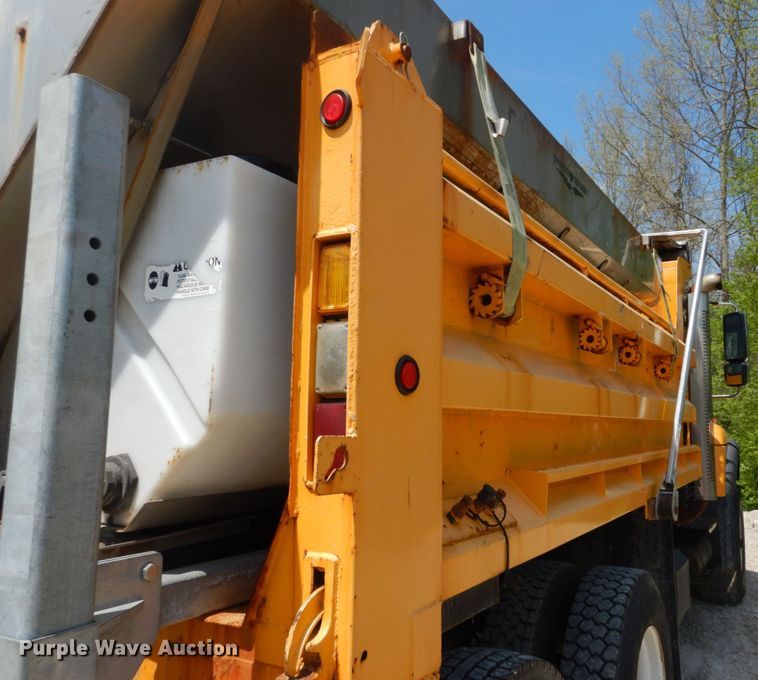 image for item GB9993 2005 International 7600  dump truck