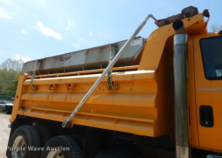 image for item GB9993 2005 International 7600  dump truck
