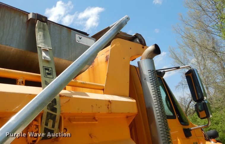 image for item GB9993 2005 International 7600  dump truck