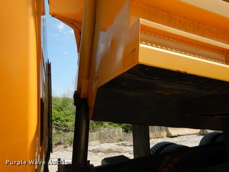 image for item GB9993 2005 International 7600  dump truck