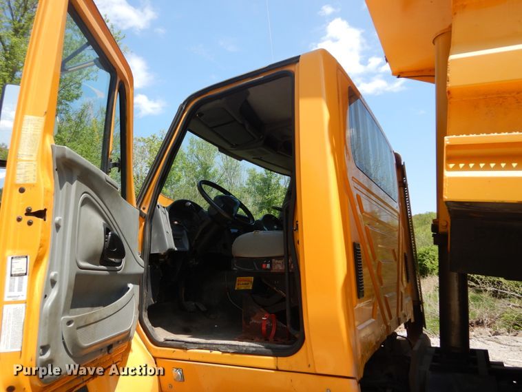 image for item GB9993 2005 International 7600  dump truck