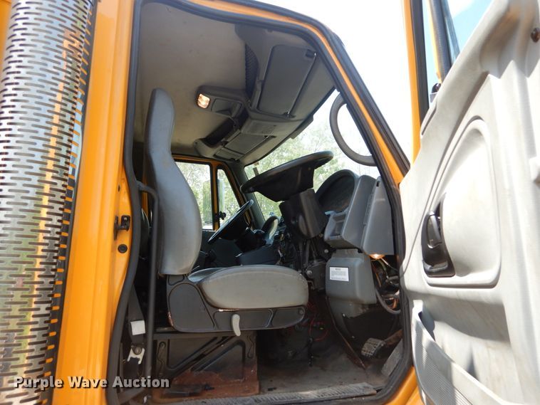 image for item GB9993 2005 International 7600  dump truck