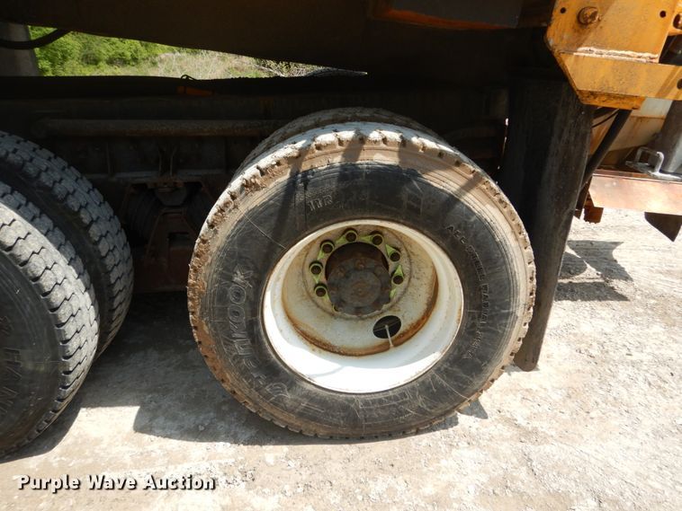 image for item GB9993 2005 International 7600  dump truck