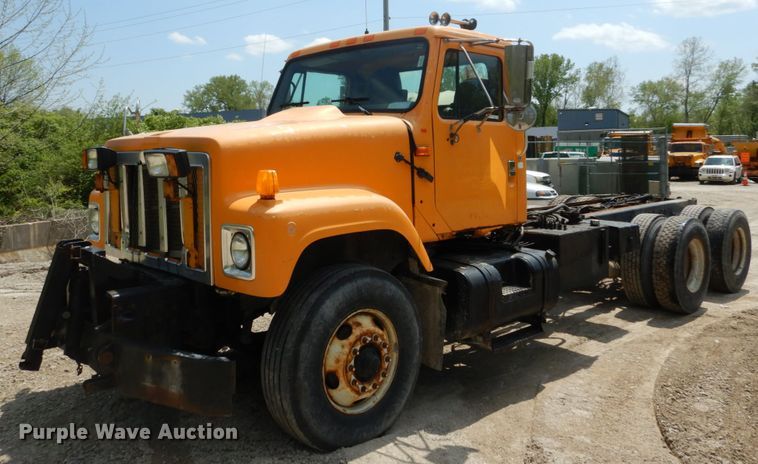 image for item GB9995 2002 International 2554  truck cab and chassis