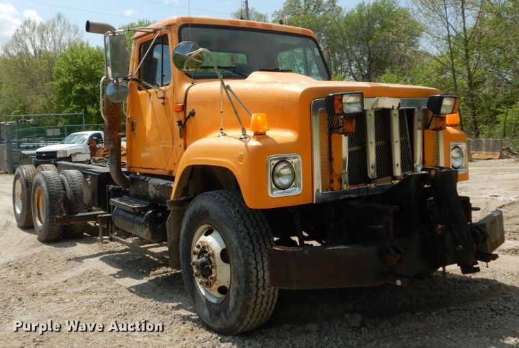 image for item GB9995 2002 International 2554  truck cab and chassis