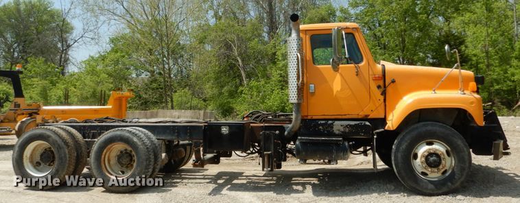 image for item GB9995 2002 International 2554  truck cab and chassis