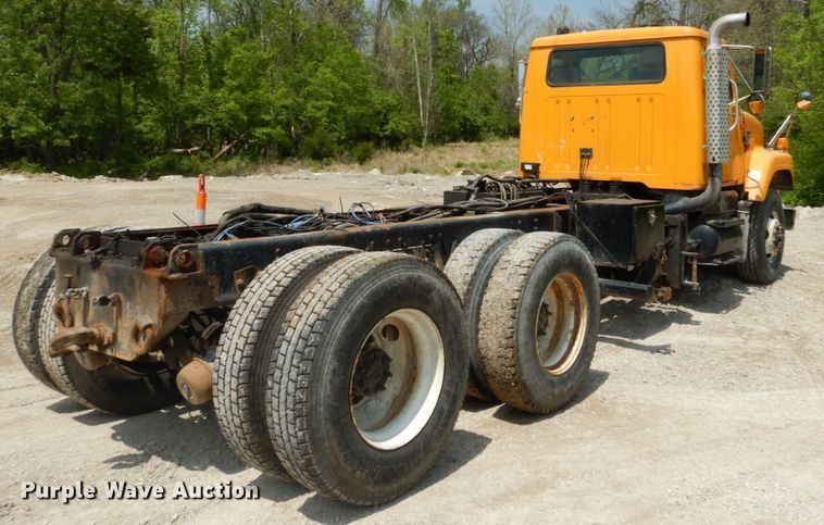 image for item GB9995 2002 International 2554  truck cab and chassis