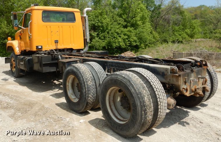 image for item GB9995 2002 International 2554  truck cab and chassis