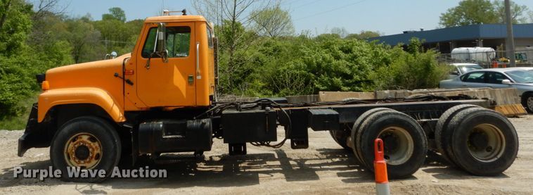 image for item GB9995 2002 International 2554  truck cab and chassis