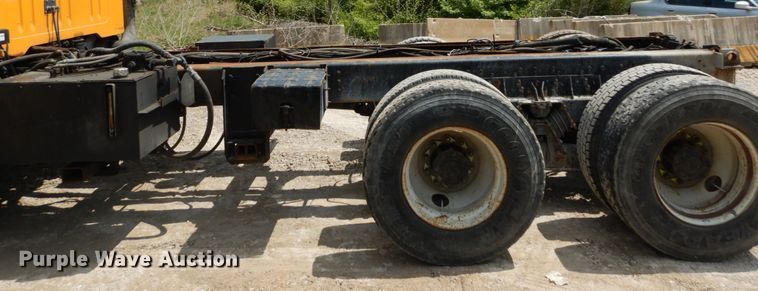 image for item GB9995 2002 International 2554  truck cab and chassis