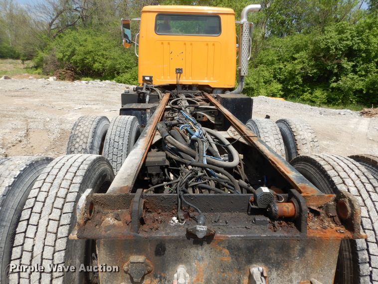 image for item GB9995 2002 International 2554  truck cab and chassis