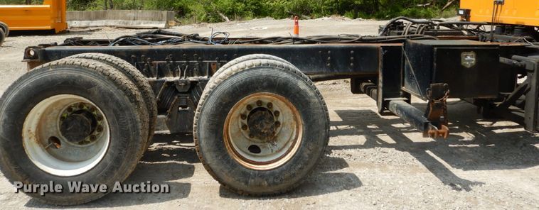 image for item GB9995 2002 International 2554  truck cab and chassis