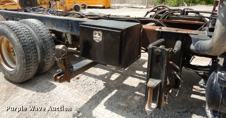 image for item GB9995 2002 International 2554  truck cab and chassis